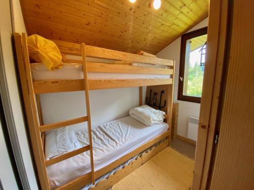 ラ・クリュサにあるAppartement La Clusaz, 3 pièces, 6 personnes - FR-1-459-33の小さな家の二段ベッド2組