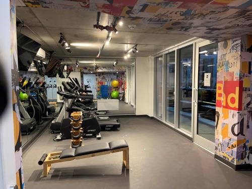einen Fitnessraum mit Laufbändern und Trainingsgeräten in einem Zimmer in der Unterkunft App en Plein Centre de Montréal - Quartier des Spectacles in Montreal