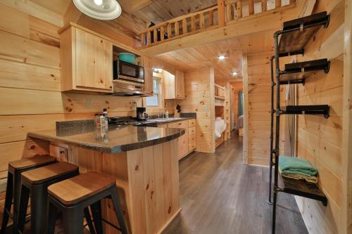 una cocina con isla en una cabaña de madera en Ani Cabin Tiny Home Bordered By National Forest, en Chattanooga