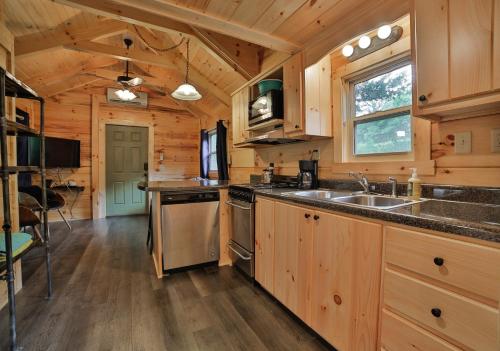 Küche/Küchenzeile in der Unterkunft Ani Cabin Tiny Home Bordered By National Forest