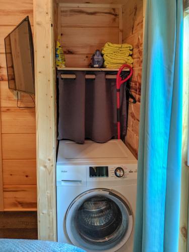 Galeriebild der Unterkunft Ani Cabin Tiny Home Bordered By National Forest in Chattanooga