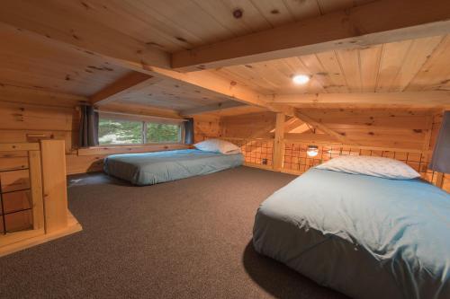 Un pat sau paturi într-o cameră la Celina Cabin Nature Cabin Near Downtown Chattanooga