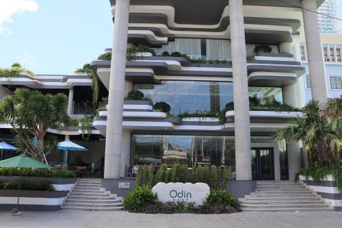 un edificio con escaleras y plantas delante de él en Odin Hotel Quy Nhon en Quy Nhon