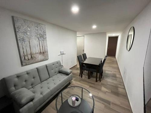 a living room with a couch and a table at Departamento nuevo a 5 cuadras de Roma Norte in Mexico City