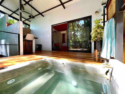 Hồ bơi trong/gần Industrial Studio with private Jacuzzi