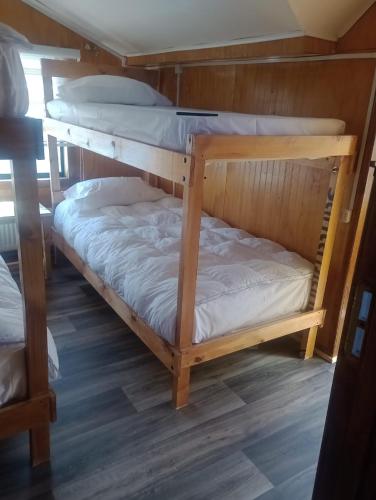 um par de beliches num quarto em Isla yu backpacker em Puerto Natales