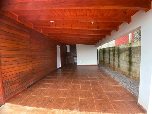 an empty hallway with wooden walls and a wooden ceiling at Cabaña Lanèr in San Vicente