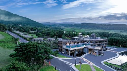 une vue aérienne sur un bâtiment avec une route dans l'établissement Amber Pure Hill Hotels & Resorts Jeju, à Jeju