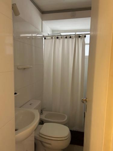 Un baño blanco con inodoro y lavabo. en CASI EN CASA, en Lincoln