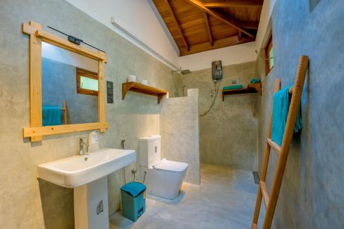La salle de bains est pourvue d'un lavabo et de toilettes. dans l'établissement Sixth Sense Hostel, à Galle