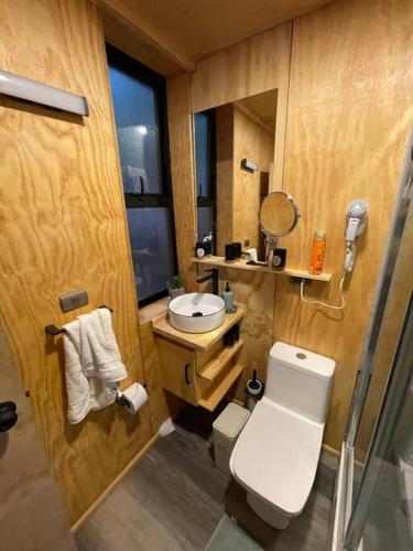 Ein Badezimmer in der Unterkunft Acogedora cabaña con tinaja libre para disfrutar y Home Office para teletrabajar