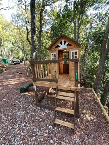 Ein Garten an der Unterkunft Acogedora cabaña con tinaja libre para disfrutar y Home Office para teletrabajar