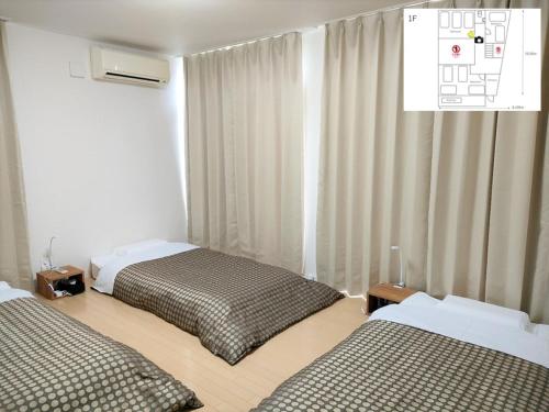 um quarto com 2 camas e uma janela com cortinas em Kumamoto - House - Vacation STAY 83489 em Kumamoto