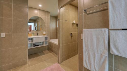 W łazience znajduje się prysznic i umywalka. w obiekcie Quaffers on Storm King w mieście Stanthorpe