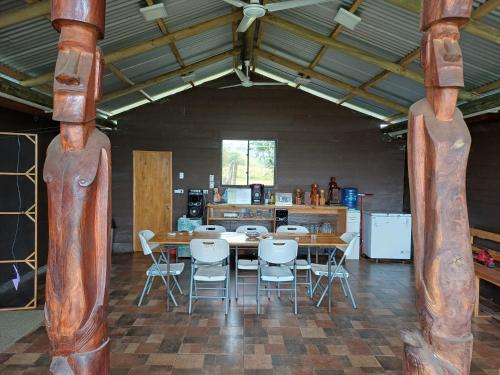 einen großen Holztisch und Stühle in einem Zimmer in der Unterkunft Suit Victoria (2 camas singles) in Hanga Roa