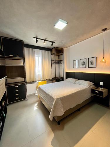 Una cama o camas en una habitación de Studio Estilo Industrial 01