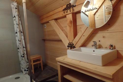 A bathroom at Le Caribou