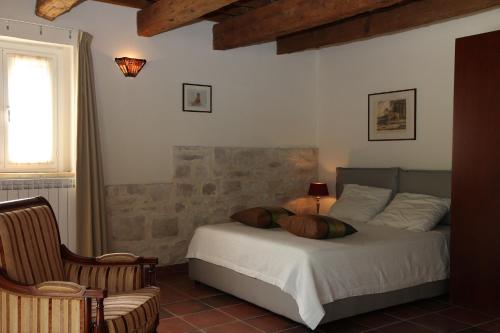 um quarto com uma cama com duas almofadas em Casa Sorgente em San Costanzo