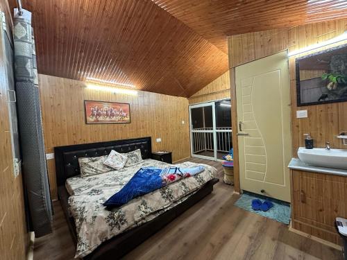 1 dormitorio con cama y lavamanos en TREE HOUSE BY THE CITY ESCAPE, en Shimla