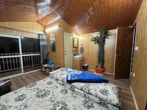 ein Schlafzimmer mit einem Bett und einem Baum darin in der Unterkunft TREE HOUSE BY THE CITY ESCAPE in Shimla