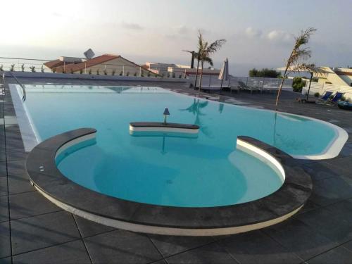 una gran piscina de agua azul en Villa with Stunning Sea View Zambrone, en Mandaradoni