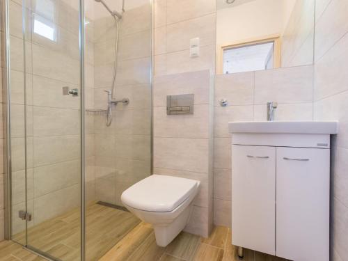 Koupelna v ubytování Cozy, wooden holiday homes with terraces