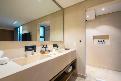 Bilik mandi di Faisano Boutique Hotel