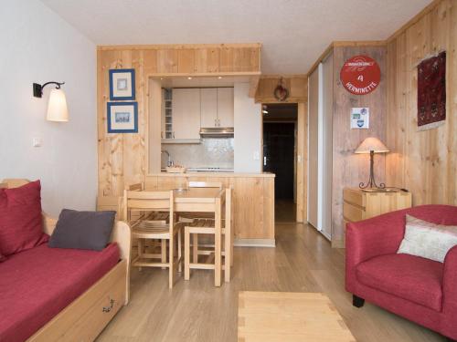 une cuisine et un salon avec un canapé et une table dans l'établissement Studio de Luxe à 500m des Pistes, Balcon, Wi-Fi, Animaux Acceptés - FR-1-449-47, à Tignes