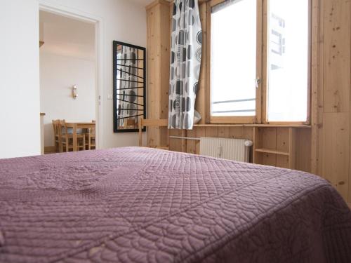 - une chambre avec un lit violet et 2 fenêtres dans l'établissement T2 41m², Sud/Ouest, 500m des pistes, Wifi, TV - FR-1-449-120, à Tignes