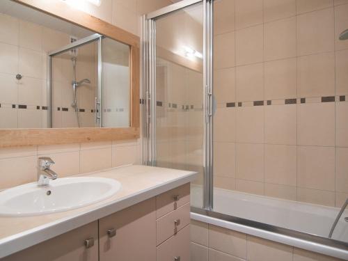 une salle de bain avec un lavabo et une douche dans l'établissement Studio Sud/Ouest à Tignes - Proche pistes, balcon, Wifi - FR-1-449-134, à Tignes