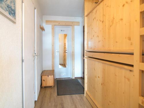un couloir avec des murs lambrissés et une porte dans l'établissement Studio 27m², Sud/Ouest, à 500m des pistes, Wifi, Animaux admis - FR-1-449-153, à Tignes