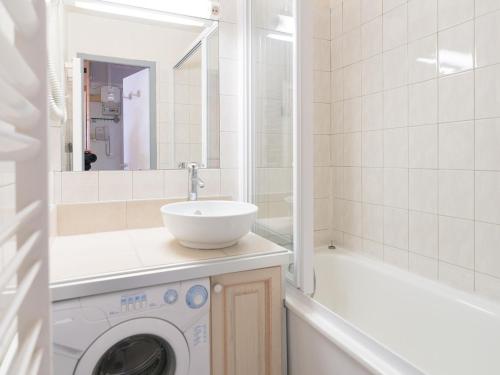 une salle de bain avec un lavabo et une machine à laver dans l'établissement Studio 27m², Sud/Ouest, à 500m des pistes, Wifi, Animaux admis - FR-1-449-153, à Tignes