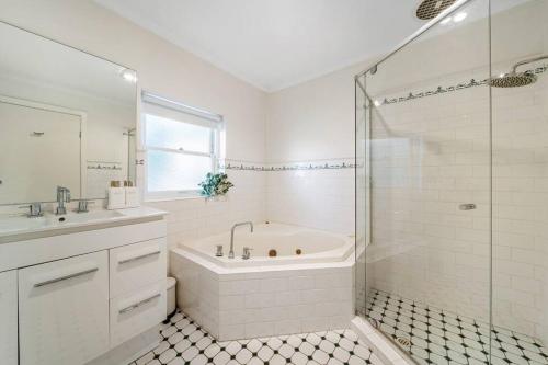 Bilik mandi di Petal and Bloom - 3BR Family CBD
