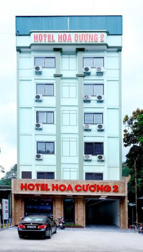 a car parked in front of a hotel hora cuomo at HOA CƯƠNG HOTEL 2 (HÀ GIANG) in Ha Giang