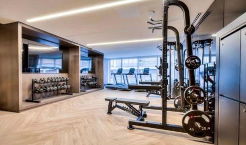 蒙特婁的住宿－Stunning studio with view，一间健身房,里面装有几台跑步机和举重器材
