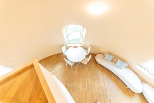 a room with a table and chairs and a window at Cam Cam Dome House & SAUNA 豊岡海岸 in Minamiboso