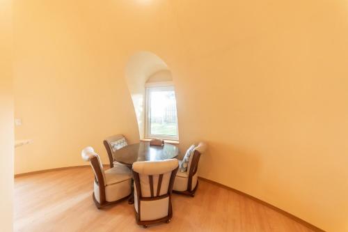 a dining room with a table and chairs at Cam Cam Dome House & SAUNA 豊岡海岸 in Minamiboso