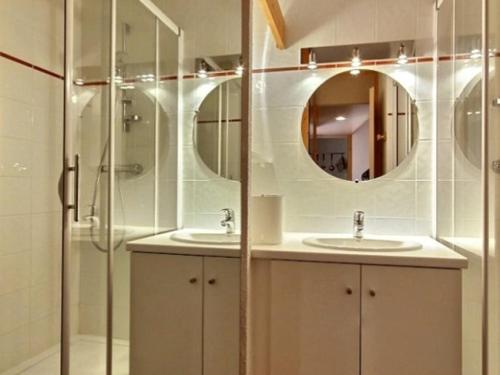 une salle de bain avec deux lavabos et une douche dans l'établissement Bel appartement calme, rénové, balcon, 3 chambres, WiFi, Plagne Villages - FR-1-455-53, à La Plagne
