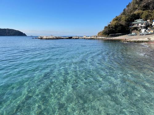 a large body of water next to a beach at Cam Cam Dome House & SAUNA 豊岡海岸 in Minamiboso