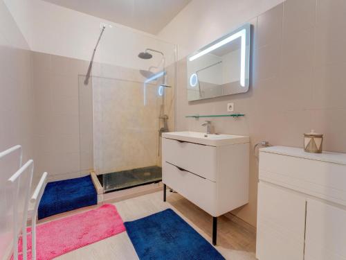 ein Bad mit einem Waschbecken und einer Dusche in der Unterkunft Villa with swimming pool in Sorgues in Sorgues