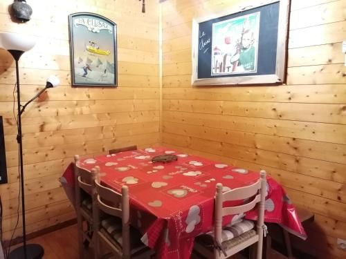 - une salle à manger avec une table dans une cabine dans l'établissement Chalet savoyard avec terrasse, proche des pistes et vue sur montagne - FR-1-459-129, à La Clusaz