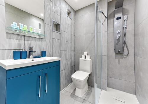 a bathroom with a toilet and a sink and a shower at Amazing 2 Bedroom flat in London in London