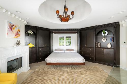 ein Schlafzimmer mit einem Bett und einem Kamin in der Unterkunft BEL AIR LUXURY VILLA 6 bed rooms in Los Angeles