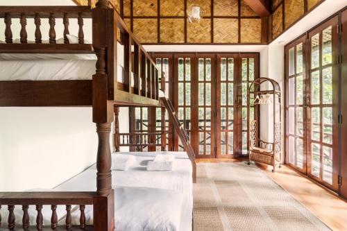 - une chambre avec des lits superposés et un escalier dans l'établissement The Red Hen Homestead, à Batangas City