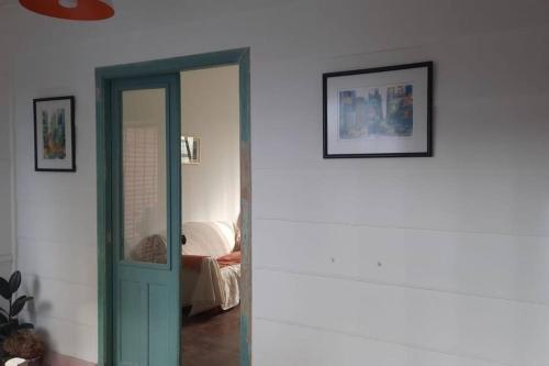 um quarto com uma porta com um espelho e uma cama em Caminito B&B Un hospedaje único en La Boca con vista a Caminito em Buenos Aires