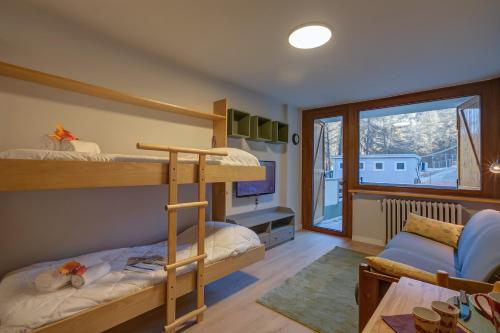 紹澤杜爾克西的住宿－Bianca's Studio 500mt From Ski - Happy Rentals，一间带双层床的卧室和一间客厅