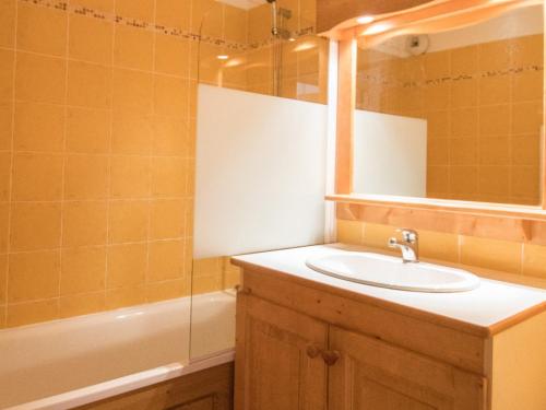 une salle de bain avec un lavabo, un miroir et une baignoire dans l'établissement Spacieux appartement 6 pers au pied des pistes avec balcon et parking – Val-Cenis - FR-1-508-8, à Lanslevillard