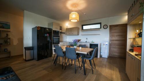 een keuken en eetkamer met een tafel en stoelen bij Sodnac Terraces New 2 bedroom Apartment in Quatre Bornes