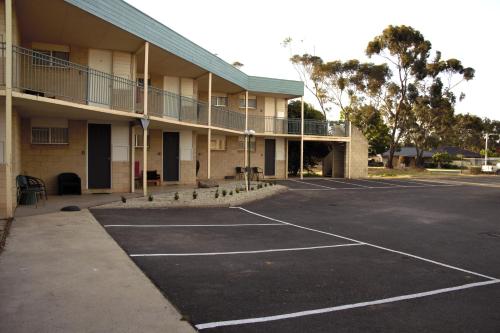 un parking en face d'un bâtiment dans l'établissement Bendigo Motor Inn, à Bendigo