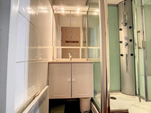 y baño con lavabo y ducha. en Appartement Chamonix-Mont-Blanc, 4 pièces, 8 personnes - FR-1-507-25, en Chamonix-Mont-Blanc